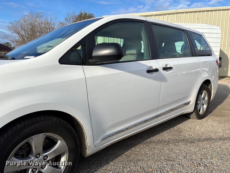 image for item EV3474 2017 Toyota Sienna van