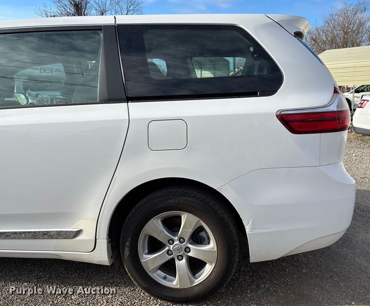 image for item EV3474 2017 Toyota Sienna van