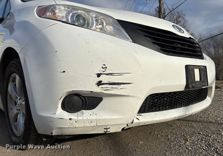 image for item EV3474 2017 Toyota Sienna van