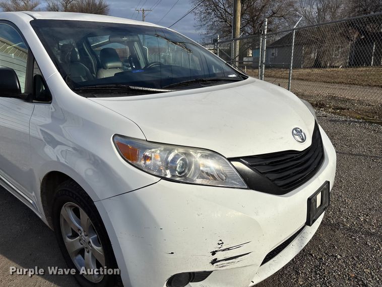 image for item EV3474 2017 Toyota Sienna van