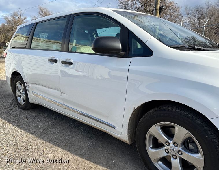 image for item EV3474 2017 Toyota Sienna van