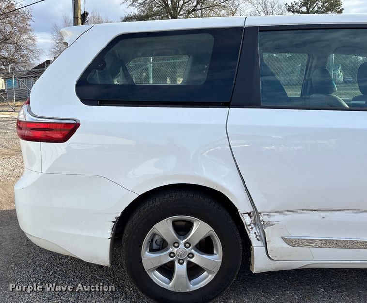 image for item EV3474 2017 Toyota Sienna van