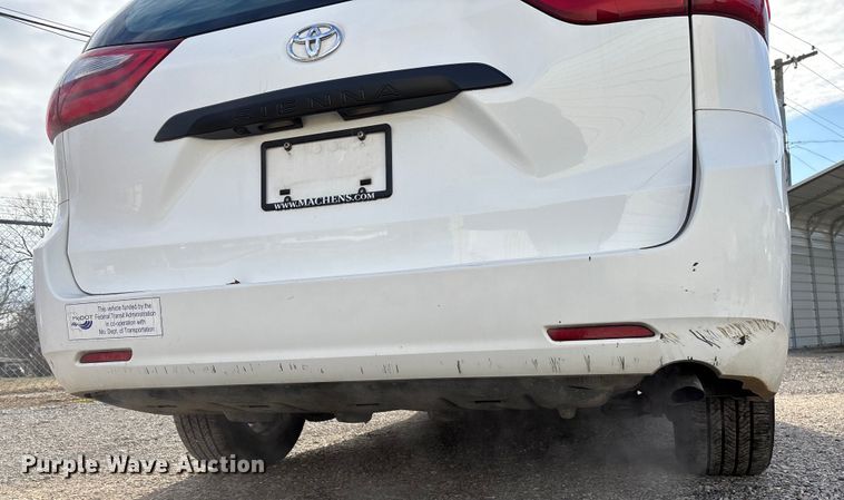 image for item EV3474 2017 Toyota Sienna van