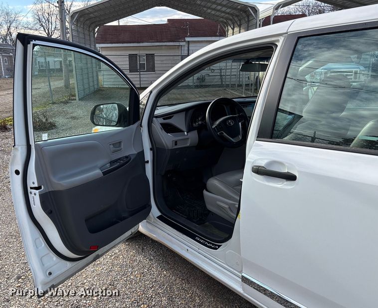 image for item EV3474 2017 Toyota Sienna van
