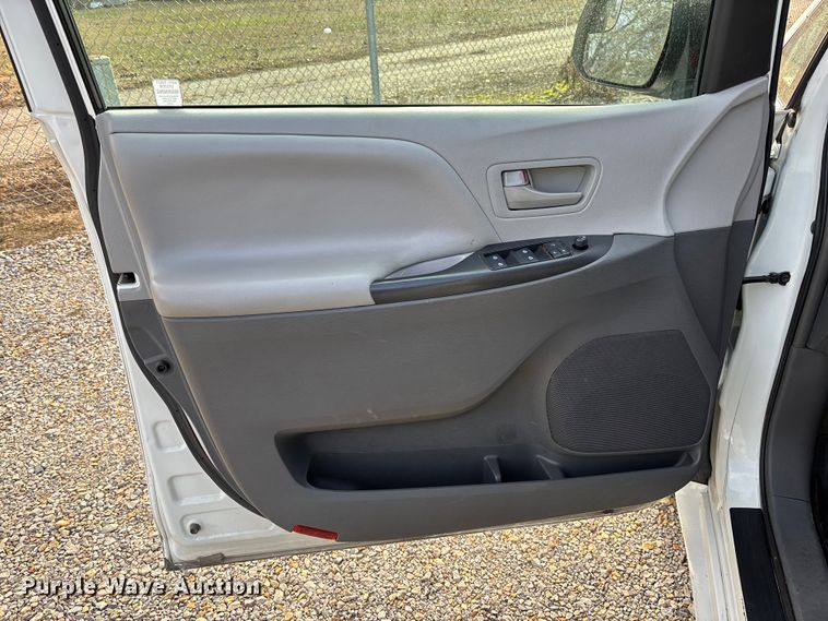 image for item EV3474 2017 Toyota Sienna van