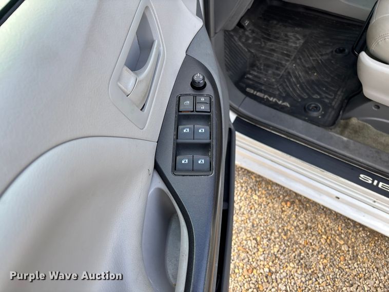 image for item EV3474 2017 Toyota Sienna van