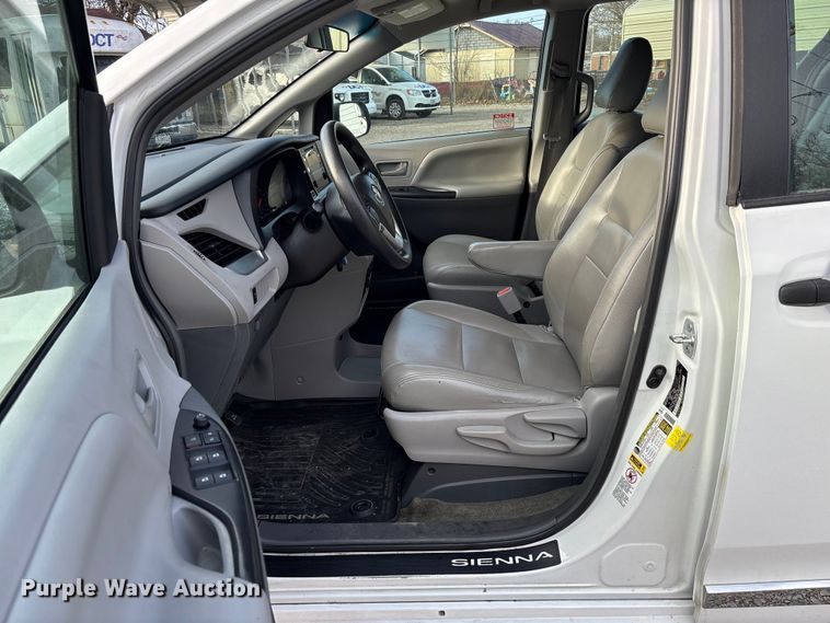 image for item EV3474 2017 Toyota Sienna van