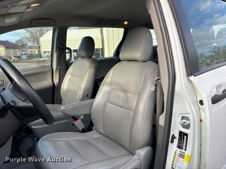 image for item EV3474 2017 Toyota Sienna van