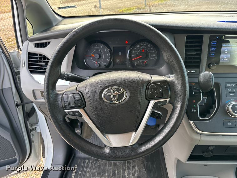 image for item EV3474 2017 Toyota Sienna van