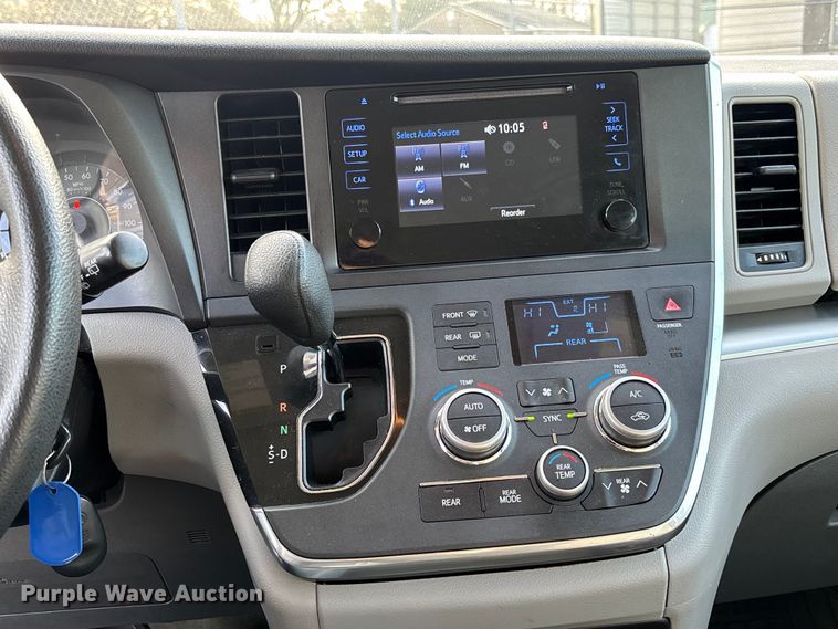 image for item EV3474 2017 Toyota Sienna van