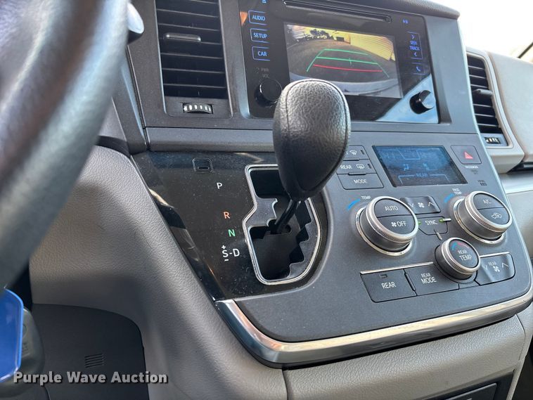 image for item EV3474 2017 Toyota Sienna van