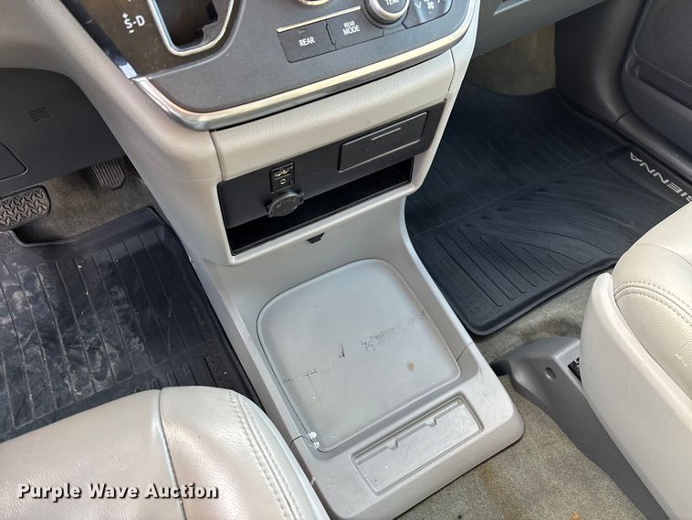 image for item EV3474 2017 Toyota Sienna van