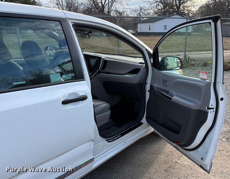 image for item EV3474 2017 Toyota Sienna van