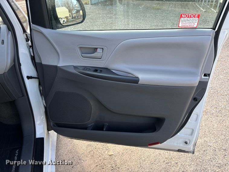 image for item EV3474 2017 Toyota Sienna van