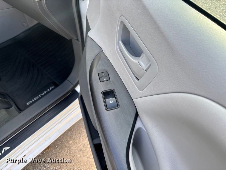 image for item EV3474 2017 Toyota Sienna van