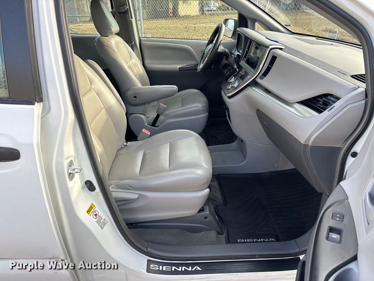 image for item EV3474 2017 Toyota Sienna van