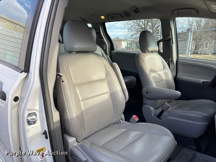 image for item EV3474 2017 Toyota Sienna van