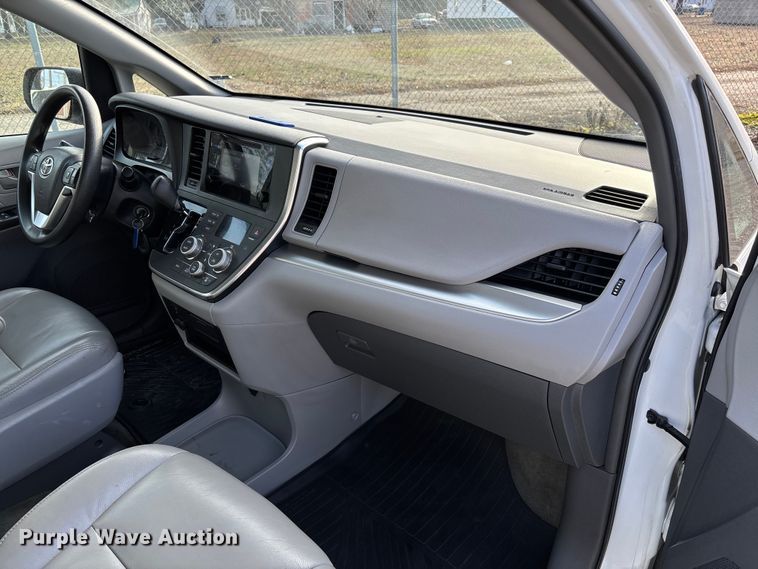 image for item EV3474 2017 Toyota Sienna van