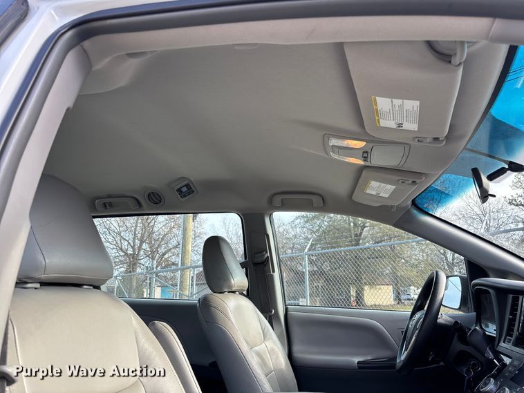 image for item EV3474 2017 Toyota Sienna van