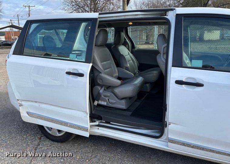 image for item EV3474 2017 Toyota Sienna van