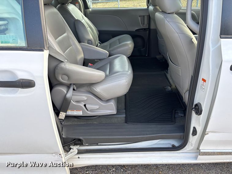 image for item EV3474 2017 Toyota Sienna van