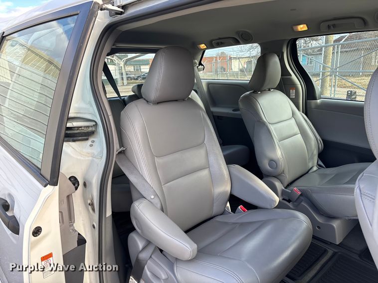 image for item EV3474 2017 Toyota Sienna van