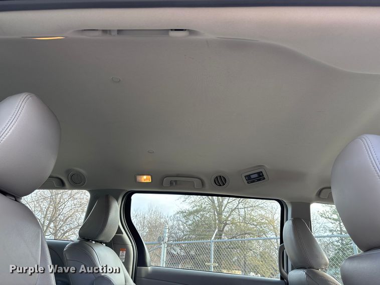 image for item EV3474 2017 Toyota Sienna van