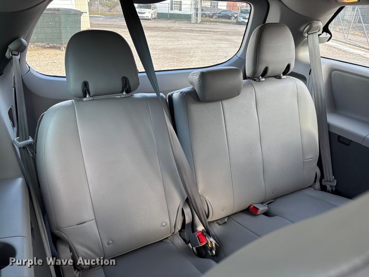 image for item EV3474 2017 Toyota Sienna van