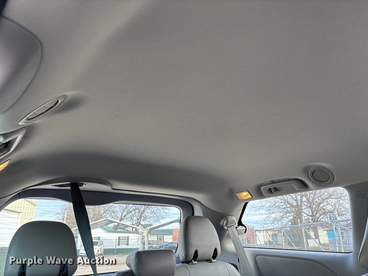 image for item EV3474 2017 Toyota Sienna van