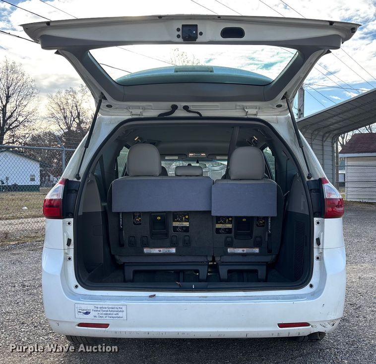 image for item EV3474 2017 Toyota Sienna van