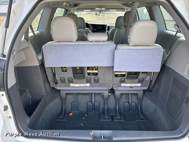 image for item EV3474 2017 Toyota Sienna van
