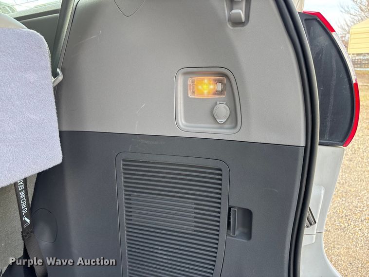 image for item EV3474 2017 Toyota Sienna van