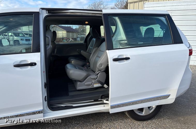 image for item EV3474 2017 Toyota Sienna van