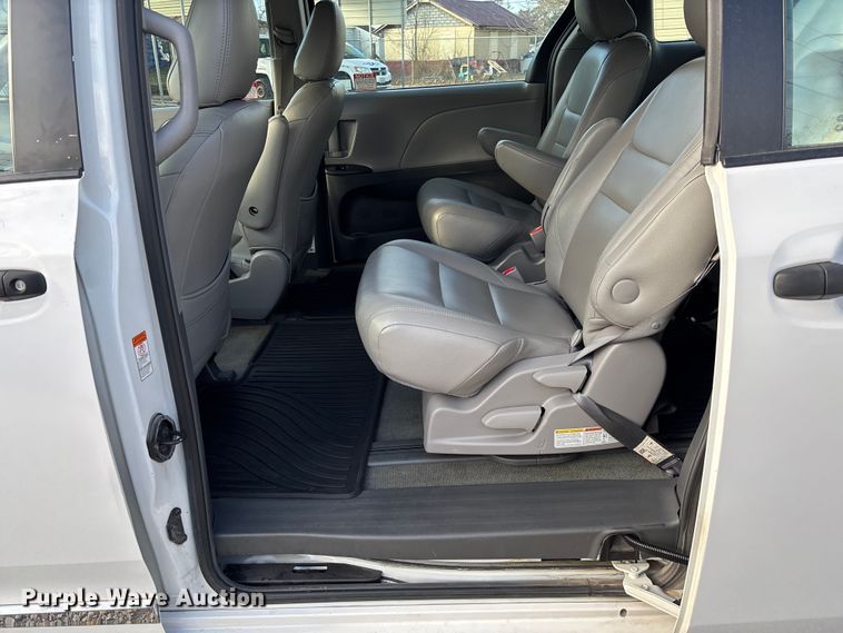 image for item EV3474 2017 Toyota Sienna van