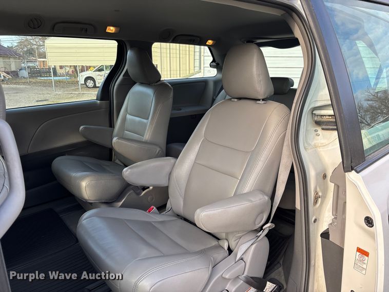 image for item EV3474 2017 Toyota Sienna van