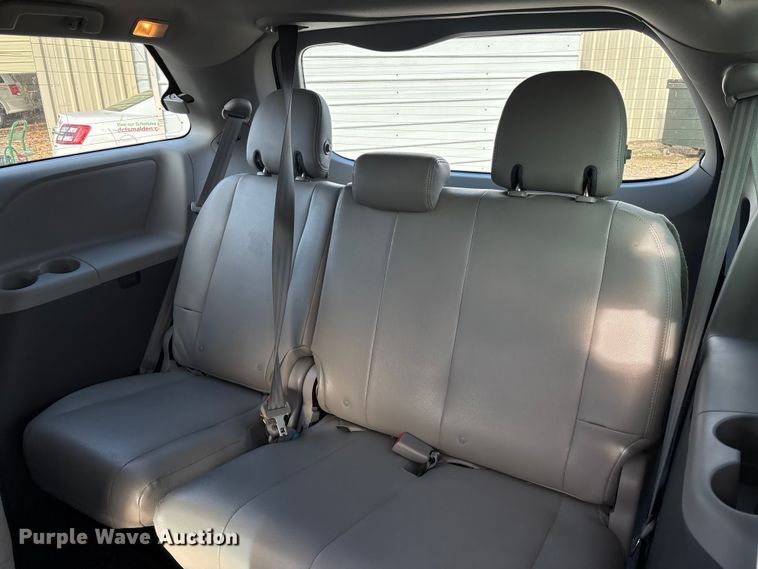 image for item EV3474 2017 Toyota Sienna van