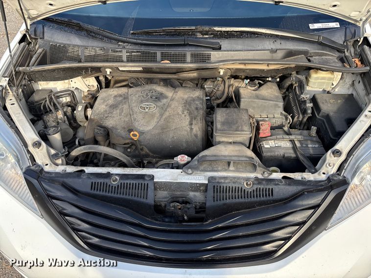 image for item EV3474 2017 Toyota Sienna van