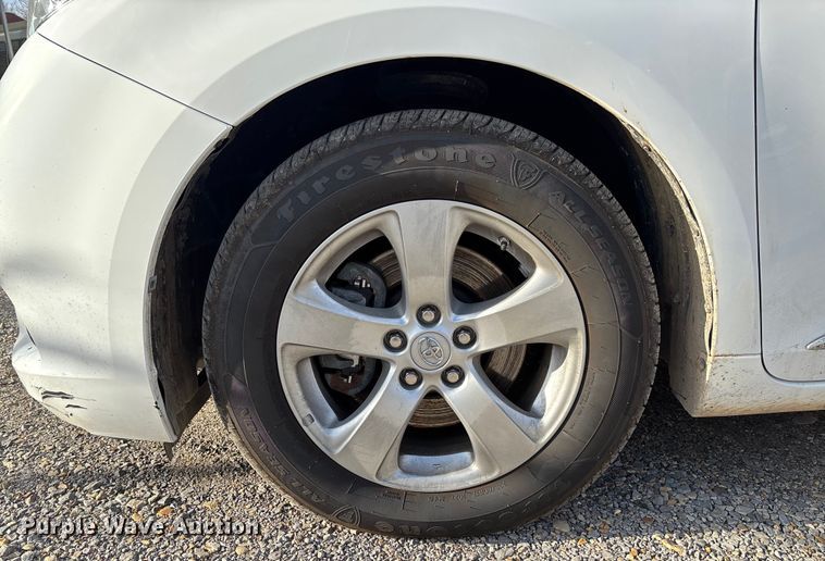 image for item EV3474 2017 Toyota Sienna van