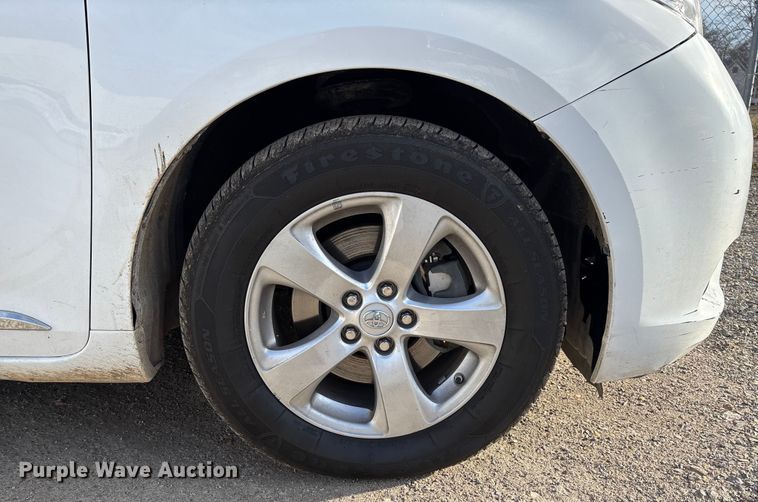 image for item EV3474 2017 Toyota Sienna van