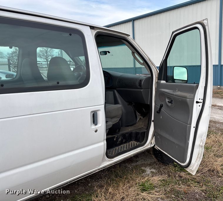 image for item EV3493 2005 Ford E350 van