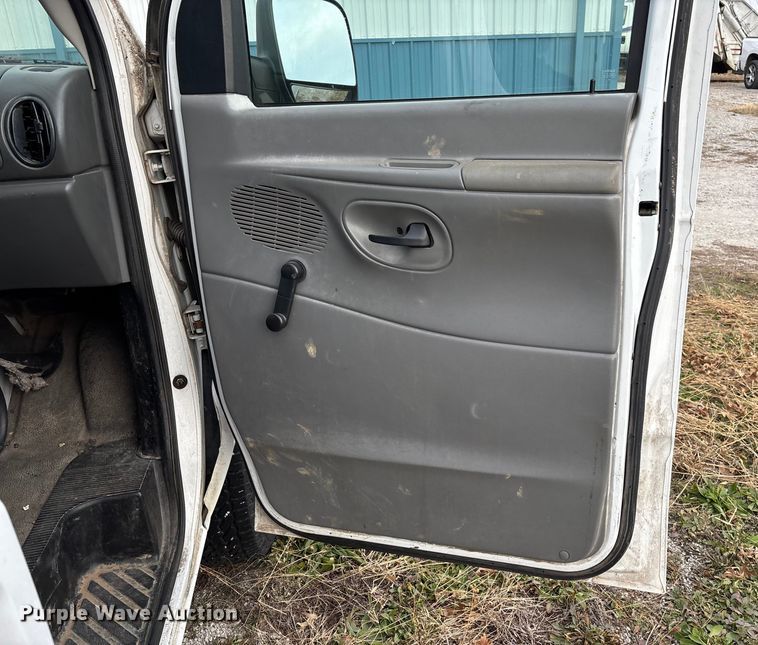 image for item EV3493 2005 Ford E350 van
