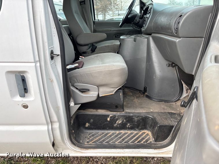 image for item EV3493 2005 Ford E350 van