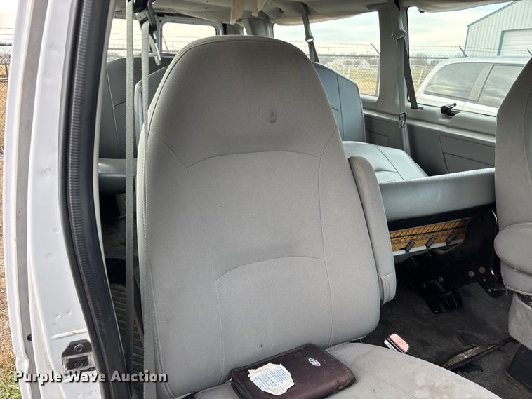 image for item EV3493 2005 Ford E350 van