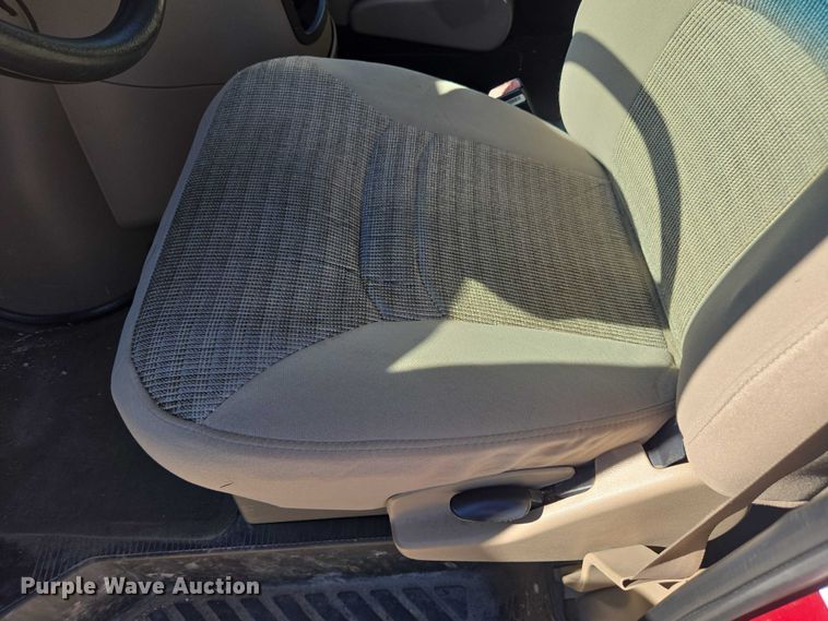 image for item EV5412 2002 Ford E150 van