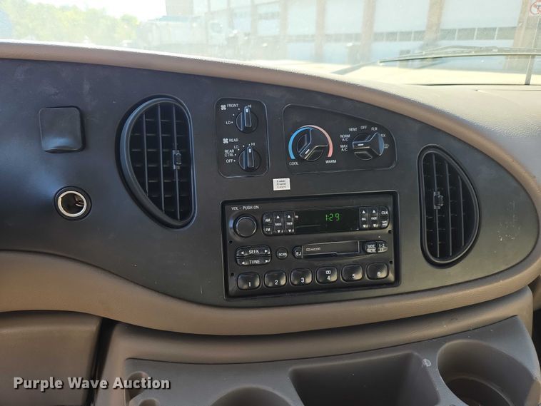 image for item EV5412 2002 Ford E150 van