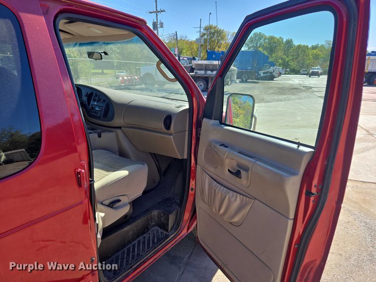 image for item EV5412 2002 Ford E150 van