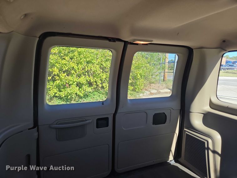 image for item EV5412 2002 Ford E150 van