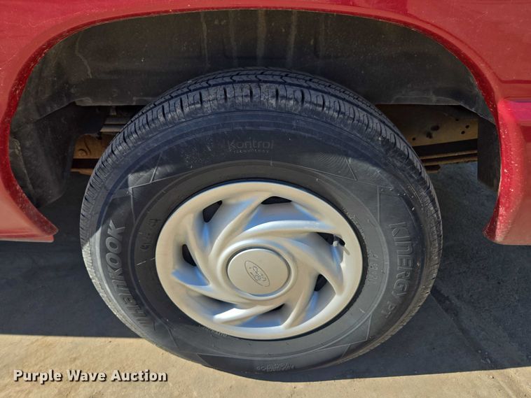 image for item EV5412 2002 Ford E150 van