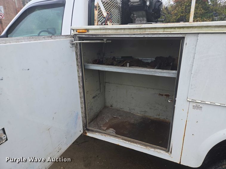 image for item EV5426 1999 Ford F350 Super Duty utility bed pickup truck