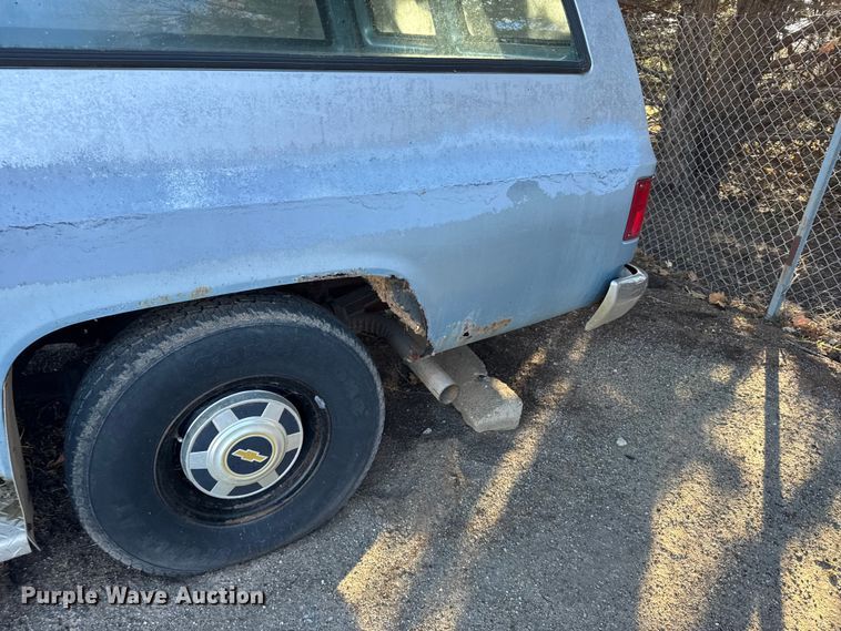 image for item FB0529 1990 Chevrolet Suburban SUV